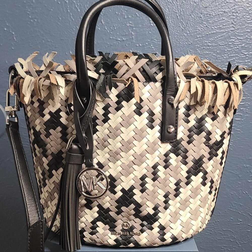MICHAEL KORS Marley Medium Leather Bucket Messenger Bag.